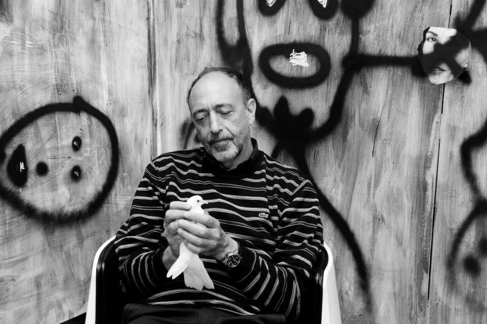 Roger Ballen con una colomba bianca in mano